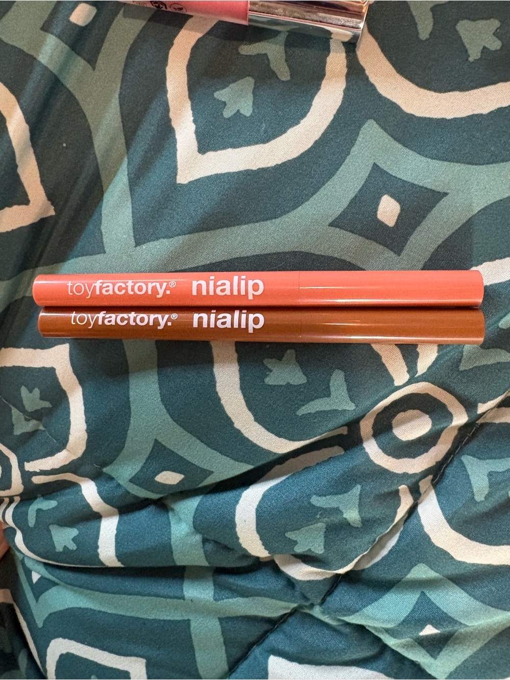 Toy factory nialip Lip Liner Duo in Coral and Brown